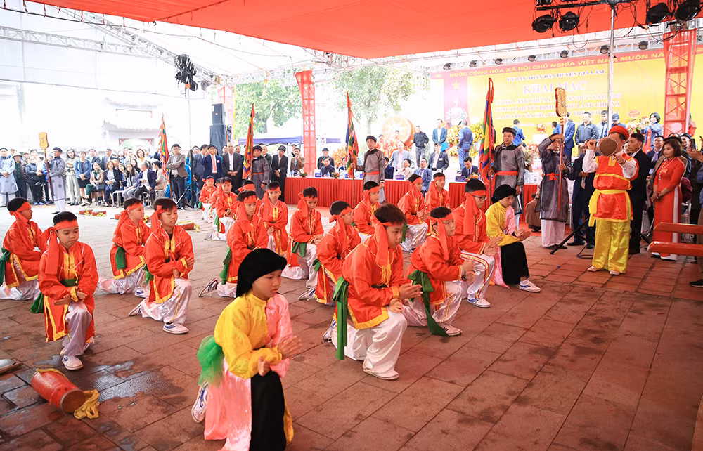 Los bisoños artistas se concentran para garantizar un espectáculo de baile más hermoso.