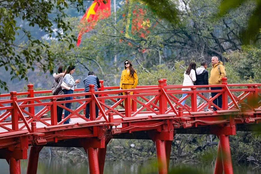 El puente The Huc conduce al templo Ngoc Son en el lago Hoan Kiem.
