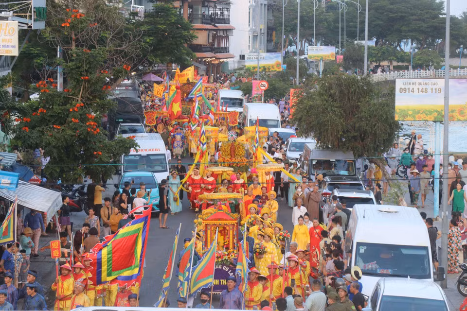 El Festival de la Torre Ponagar 2025 cuenta con muchos rituales tradicionales, sobre todo la ceremonia de lanzamiento de linternas de flores en el río Cai, la procesión de palanquín alrededor del área residencial y el acto de ofrenda de incienso.