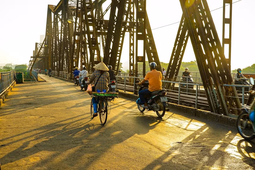 El antiguo puente Long Bien también parece un ensueño bajo los dorados rayos del sol.