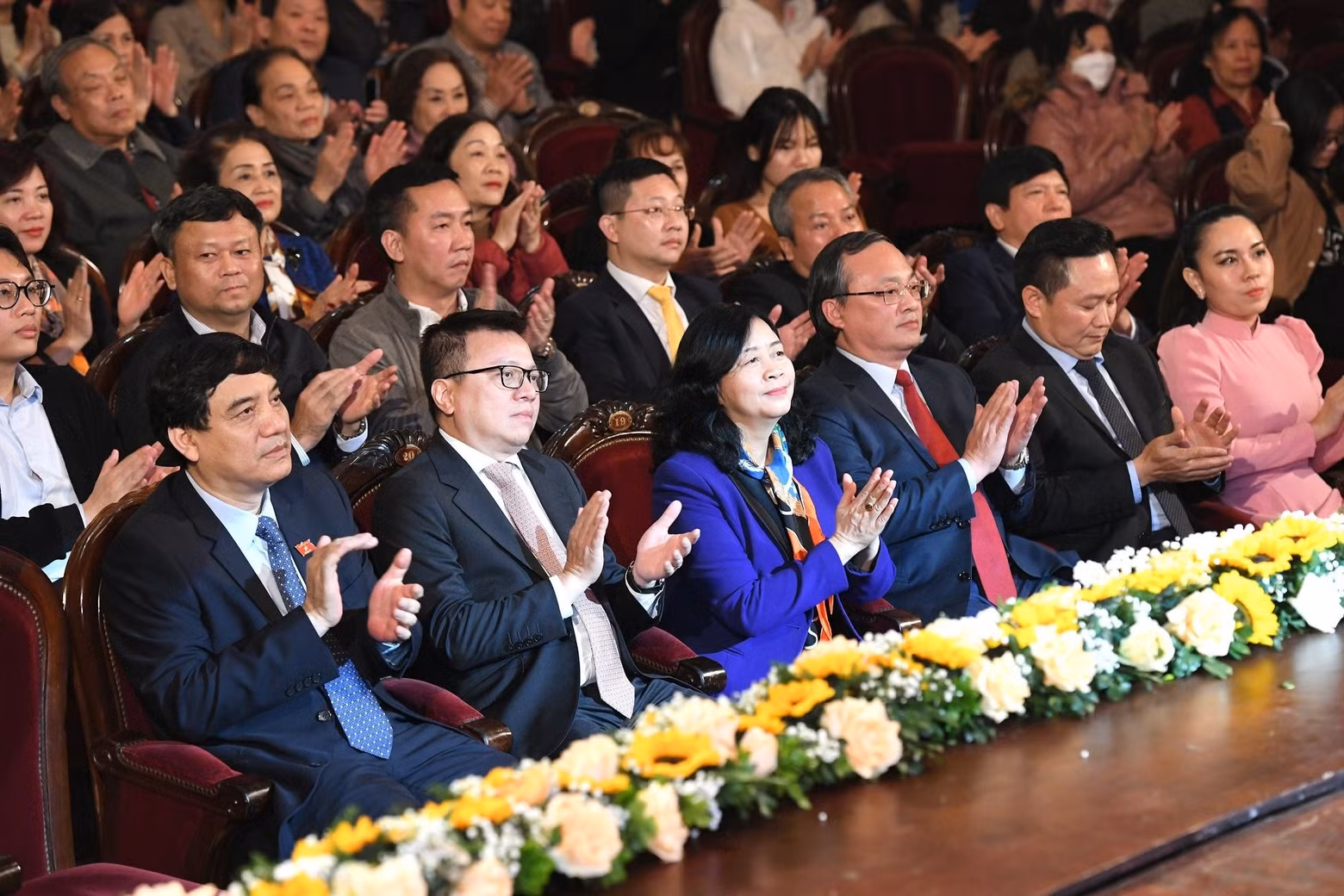 Asistieron al evento la jefa de la Comisión de Movilización de Masas del Partido Comunista (PCV), Bui Thi Minh Hoai; el jefe de Redacción del periódico Nhan Dan, Le Quoc Minh; el titular de la Comisión de Cultura y Educación de la Asamblea Nacional, Nguyen Dac Vinh; el director general de la Voz de Vietnam, Do Tien Sy, y líderes de departamentos, ministerios y sectores relevantes.