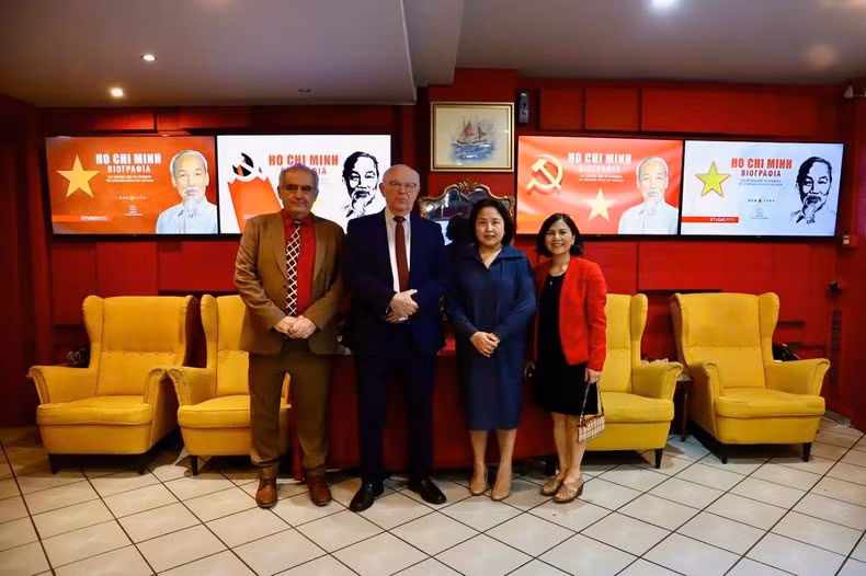 La embajadora vietnamita en Grecia, Pham Thi Thu Huong, se hace una foto de recuerdo con su homólogo cubano (el segundo desde la izquierda). (Foto: Embajada de Vietnam en Grecia).