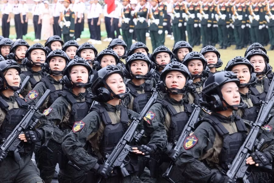 Mujer soldado de la Policía Especial participó en el desfile del 70 aniversario de la Victoria de Dien Bien Phu (7 de mayo de 1954 - 7 de mayo de 2024). Mujer soldado de la Policía Especial participó en el desfile del 70 aniversario de la Victoria de Dien Bien Phu (7 de mayo de 1954 - 7 de mayo de 2024).