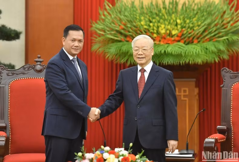 El secretario general del PCV, Nguyen Phu Trong, recibe al primer ministro de Camboya, Samdech Moha Bovor Thipadei Hun Manet.