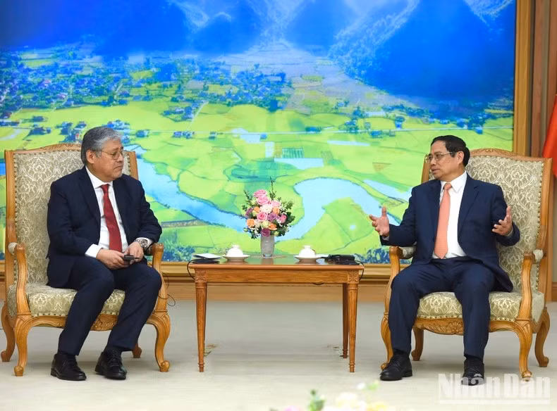 Minh Chinh y el canciller filipino.