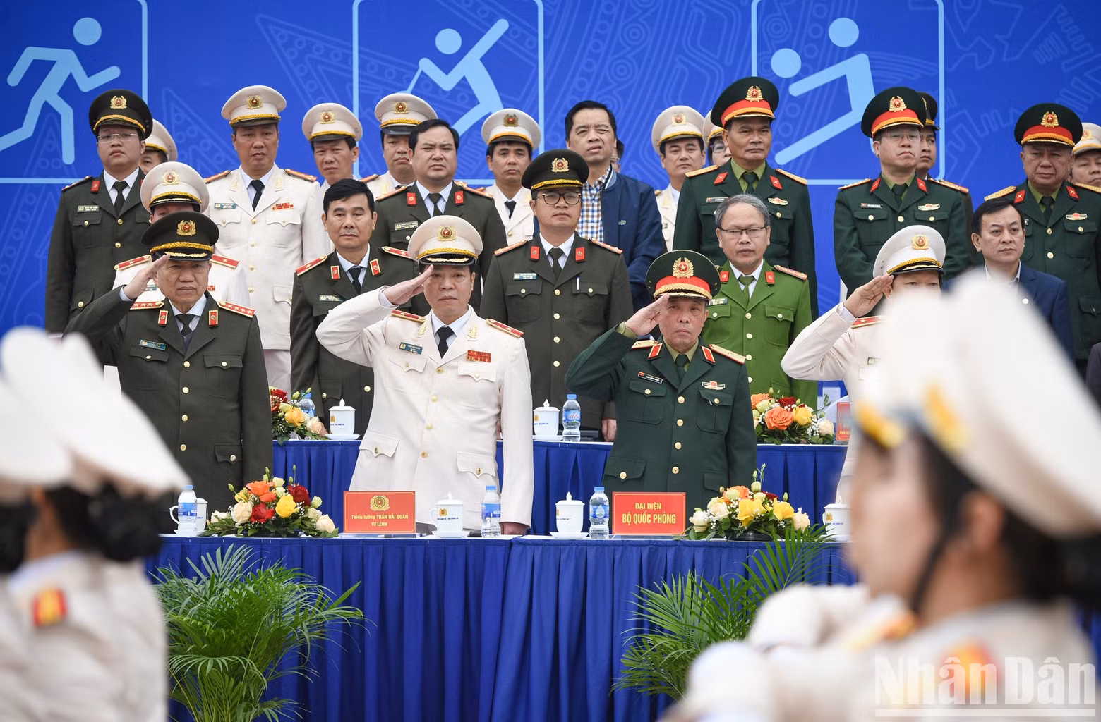 El ministro de Seguridad Pública, general To Lam, y los delegados.