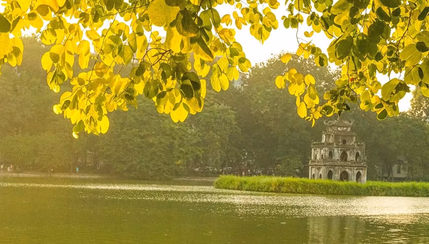 Una tarde de otoño en el lago Hoan Kiem.