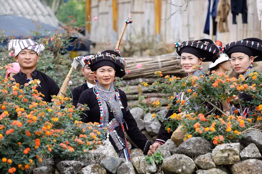 Los pobladores de esta etnia eligen su traje tradicional para festivales y celebraciones. (Foto: Revista Vietnam) Los pobladores de esta etnia eligen su traje tradicional para festivales y celebraciones. (Foto: Revista Vietnam)