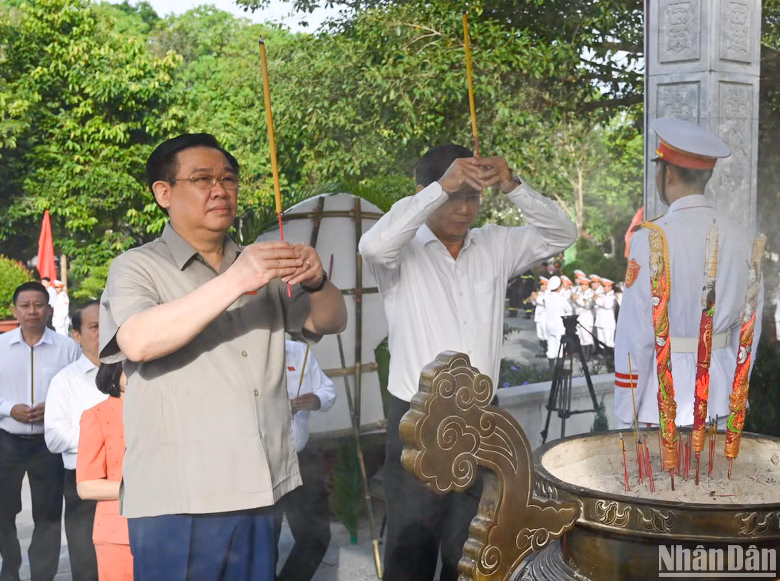 El máximo dirigente legislativo vietnamita ofrece inciensos en homenaje a los heroicos mártires.