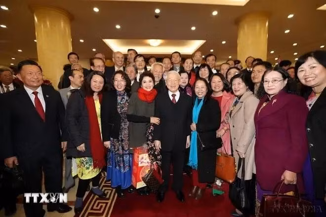 El secretario general del Partido Comunista de Vietnam, Nguyen Phu Trong, y los intelectuales y artistas en el Tet de 2018. (Foto: VNA)
