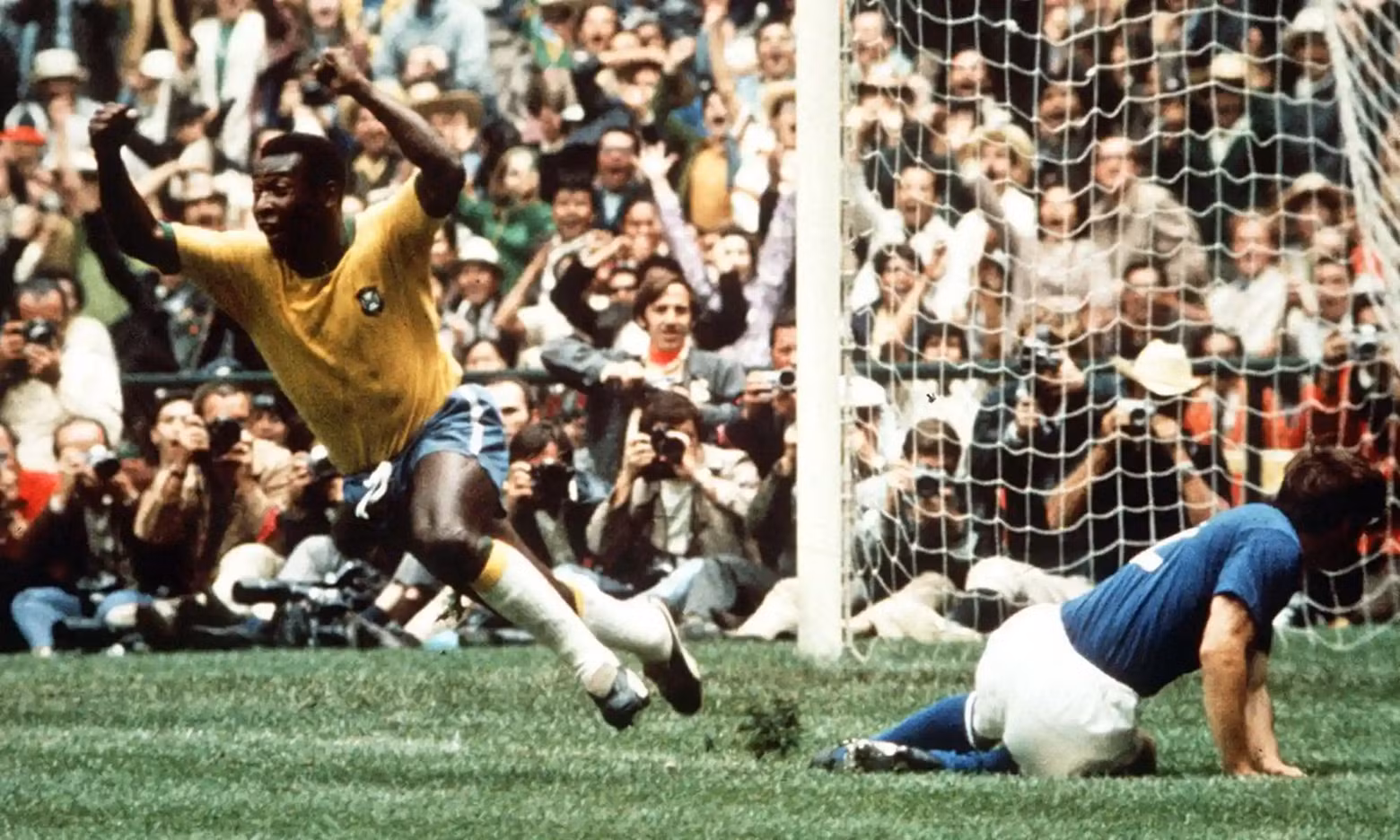 En 1970 fue la primera vez en que un partido de fútbol era transmitido en vivo por televisión. Bajo el brillante sol de México, las camisetas amarillas y los pantalones azul cobalto de Brasil deslumbraron al mundo... Fue la tercera vez que Brasil ganaba la Copa Mundial con un juego creativo y actuaciones dramáticas. Esta foto captura el momento en que Pelé celebró su primer gol en el minuto 18 de la final con una victoria de 4-1 sobre Italia. (Fotografía: Colorsport/Shutterstock) En 1970 fue la primera vez en que un partido de fútbol era transmitido en vivo por televisión. Bajo el brillante sol de México, las camisetas amarillas y los pantalones azul cobalto de Brasil deslumbraron al mundo... Fue la tercera vez que Brasil ganaba la Copa Mundial con un juego creativo y actuaciones dramáticas. Esta foto captura el momento en que Pelé celebró su primer gol en el minuto 18 de la final con una victoria de 4-1 sobre Italia. (Fotografía: Colorsport/Shutterstock)