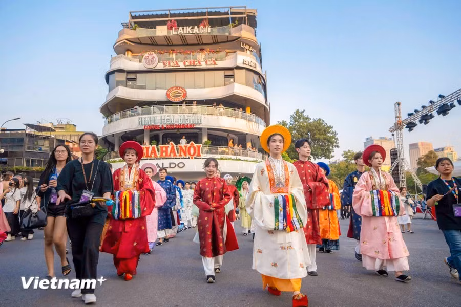 La cuarta edición del Festival de Trajes Vietnamitas se llevó a cabo en las principales calles de Hanói La cuarta edición del Festival de Trajes Vietnamitas se llevó a cabo en las principales calles de Hanói