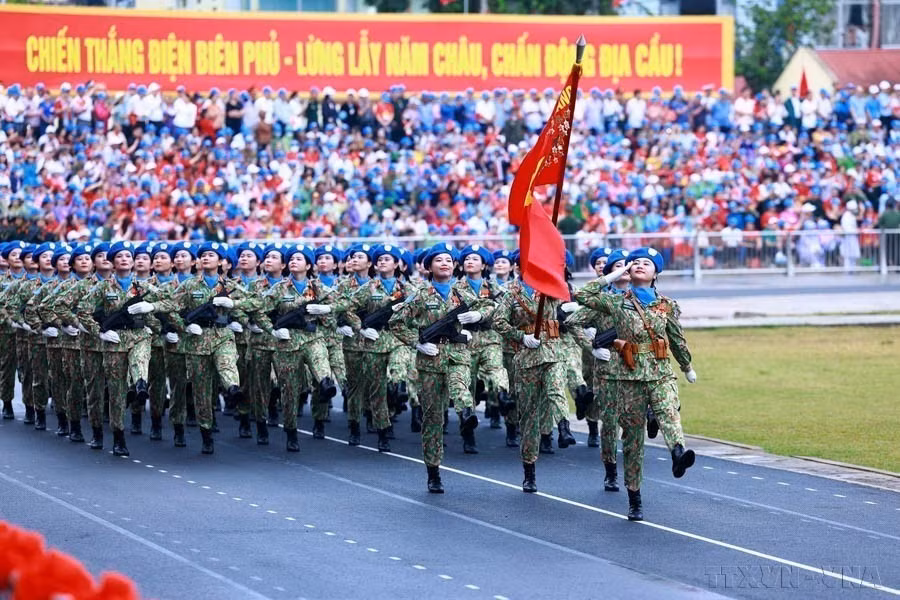 Oficiales femeninas de las fuerzas de mantenimiento de la paz que participan en el desfile militar en el 70 aniversario de la Victoria de Dien Bien Phu (el 7 de mayo de 1954-el 7 de mayo de 2024). Oficiales femeninas de las fuerzas de mantenimiento de la paz que participan en el desfile militar en el 70 aniversario de la Victoria de Dien Bien Phu (el 7 de mayo de 1954-el 7 de mayo de 2024).