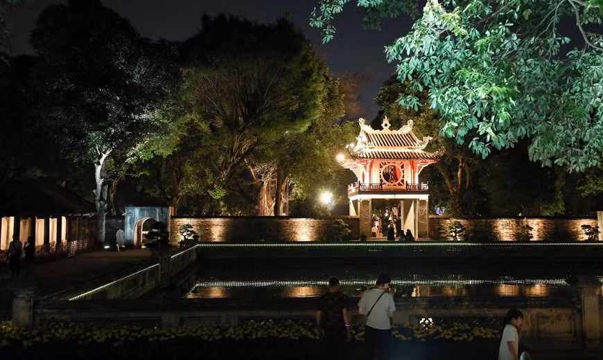 El Templo de la Literatura brilla por la noche.
