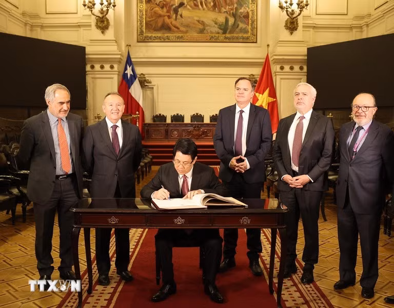 El presidente de Vietnam, Luong Cuong, escribe en el libro de visitas.