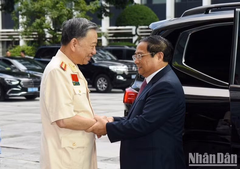 El primer ministro vietnamita, Pham Minh Chinh, y el general To Lam, ministro de Seguridad Pública El primer ministro vietnamita, Pham Minh Chinh, y el general To Lam, ministro de Seguridad Pública