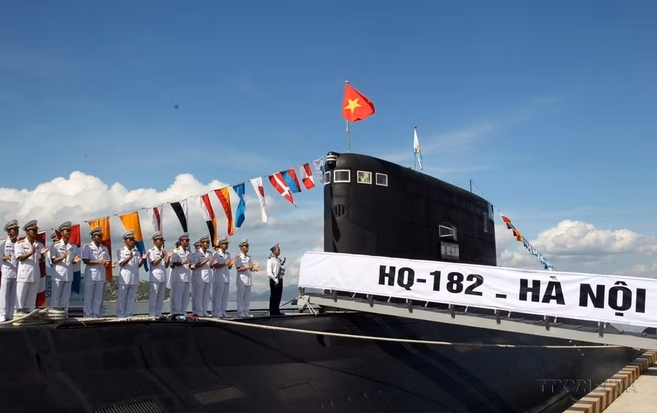 Ceremonia de izamiento de la bandera nacional de los submarinos HQ-182 Hanoi y HQ-183 Ciudad Ho Chi Minh (Khanh Hoa, 2014).