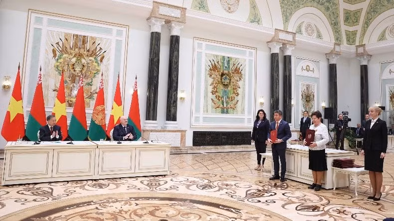 El secretario general del Partido Comunista de Vietnam, To Lam y el presidente de Bielorrusia, Aleksandr Lukashenko, presencian la ceremonia de firma del Memorando de Entendimiento entre la Unión de Organizaciones de Amistad de Vietnam y la Asociación Bielorrusa para la Amistad y el Intercambio Cultural con países extranjeros. (Foto: Thong Nhat/VNA) El secretario general del Partido Comunista de Vietnam, To Lam y el presidente de Bielorrusia, Aleksandr Lukashenko, presencian la ceremonia de firma del Memorando de Entendimiento entre la Unión de Organizaciones de Amistad de Vietnam y la Asociación Bielorrusa para la Amistad y el Intercambio Cultural con países extranjeros. (Foto: Thong Nhat/VNA)