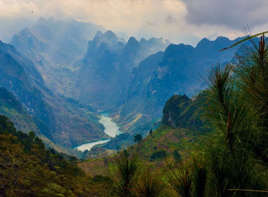 El río Nho Que tiene color verde esmeralda casi todo el año El río Nho Que tiene color verde esmeralda casi todo el año