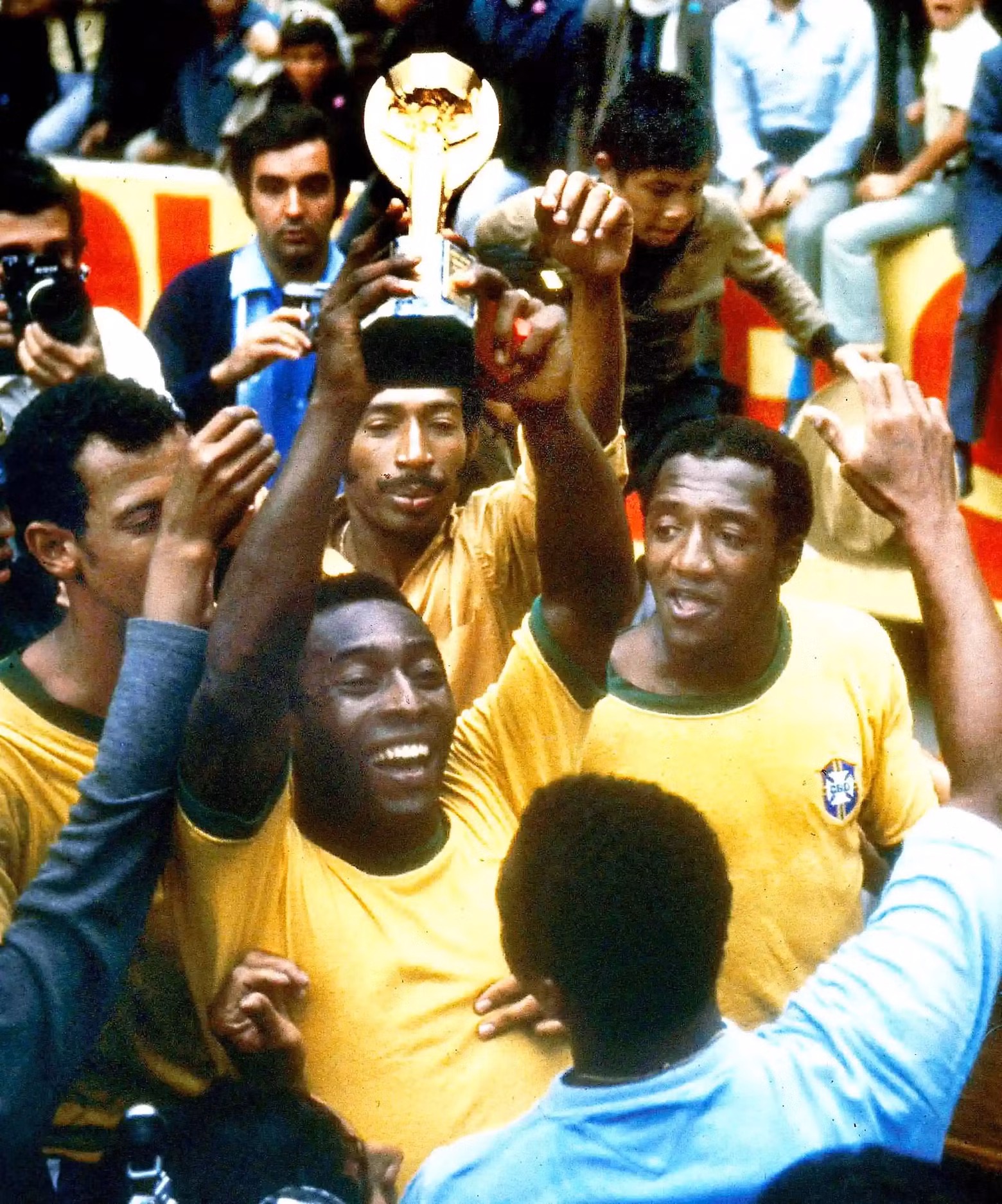 Pelé y sus compañeros levantan el trofeo de la Copa Mundial de México 1970. (Fotografía: The World Of Sports Sc/Shutterstock) Pelé y sus compañeros levantan el trofeo de la Copa Mundial de México 1970. (Fotografía: The World Of Sports Sc/Shutterstock)
