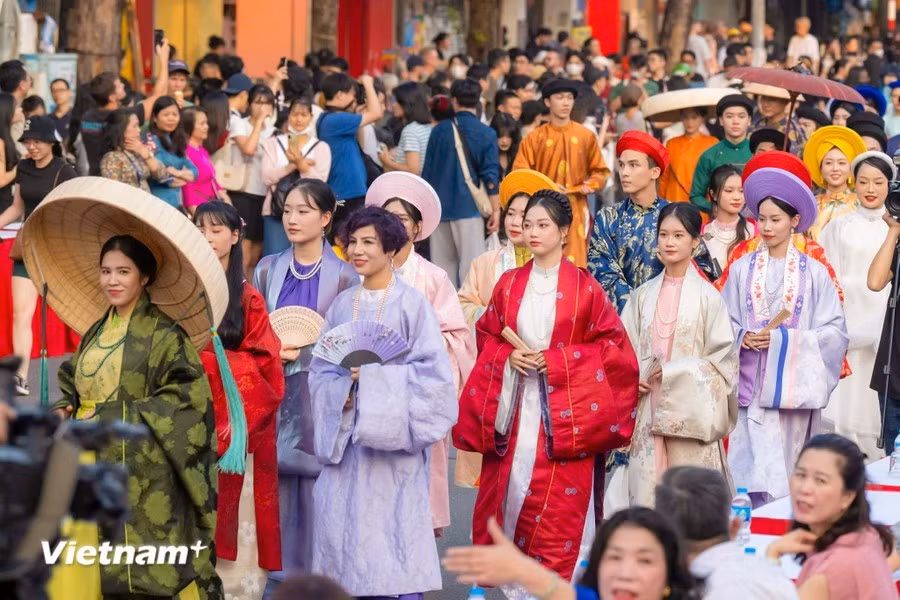 Esta también es una oportunidad para que el público admire los trajes tradicionales vietnamitas recopilados a través de los tiempos por individuos y grupos de investigación, contribuyendo a acercar la vestimenta tradicional al público nacional y extranjero. Esta también es una oportunidad para que el público admire los trajes tradicionales vietnamitas recopilados a través de los tiempos por individuos y grupos de investigación, contribuyendo a acercar la vestimenta tradicional al público nacional y extranjero.