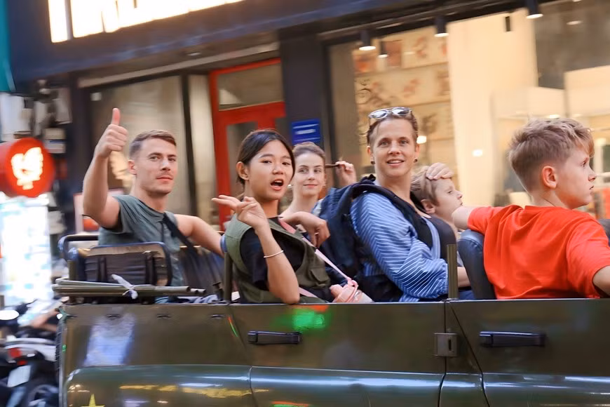 Turistas extranjeros recorren las calles de Hanói en jeeps.