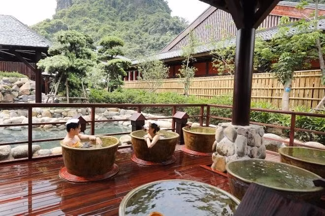 Yoko Onsen Quang Hanh es un complejo turístico en medio de un magnífico paisaje natural.