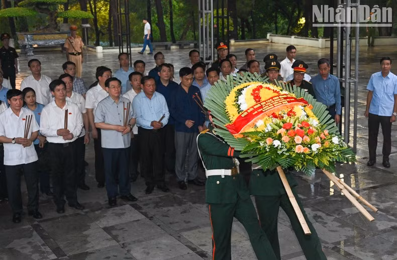 La delegación ofrece flores e inciensos en el Cementerio Nacional de Truong Son.