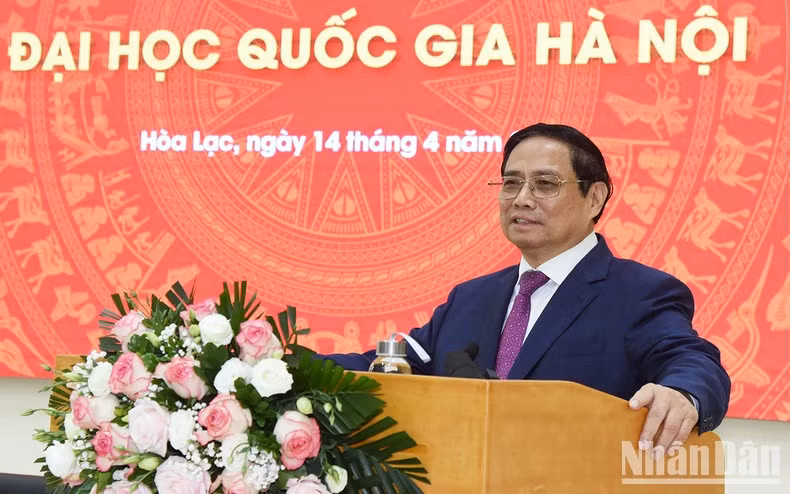 Al hablar en la reunión con la Universidad Nacional de Hanói, el premier vietnamita instó a que, como una universidad multidisciplinaria, con larga tradición histórica, que se ha capacitado en muchos campos importantes y clave, la Universidad Nacional de Hanói debe centrarse en cinco principales tareas.
