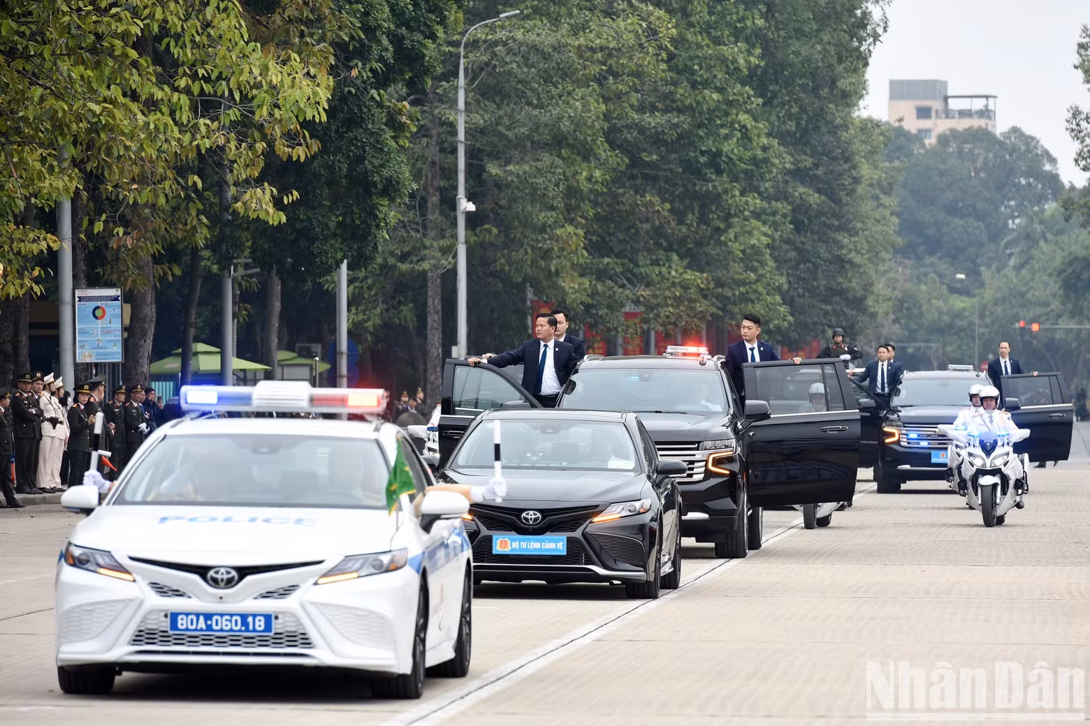 Desfile de la flota de vehículos especializados del Alto Mando de Guardia.