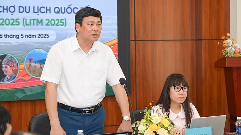 Tran Son Binh, subdirector del Servicio de Cultura, Deportes y Turismo de la provincia de Lao Cai, informa sobre la Feria. Tran Son Binh, subdirector del Servicio de Cultura, Deportes y Turismo de la provincia de Lao Cai, informa sobre la Feria.