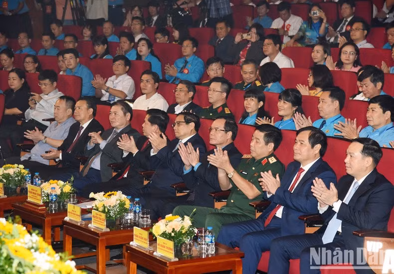 Minh Chinh y los delegados asistentes a la conferencia.