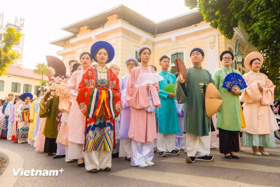 El festival de este año reúne al mayor número de participantes en el desfile de trajes antiguos de Vietnam, con casi 500 personas El festival de este año reúne al mayor número de participantes en el desfile de trajes antiguos de Vietnam, con casi 500 personas