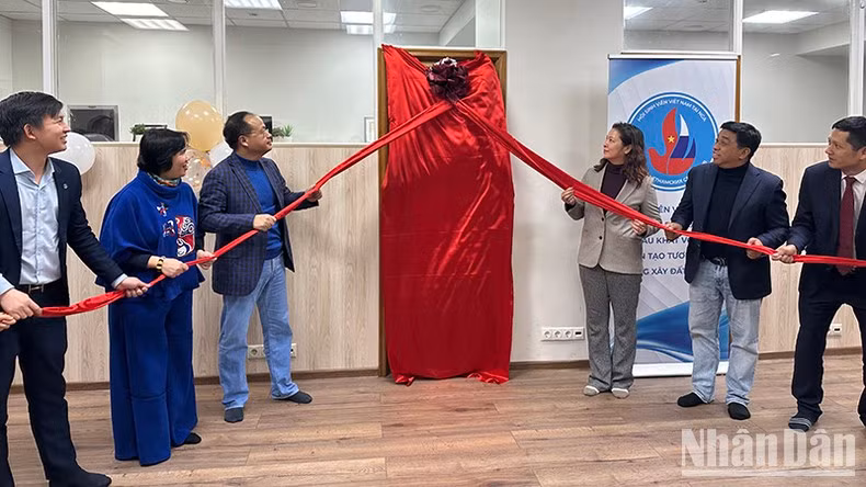 Asociación de Estudiantes Vietnamitas en Rusia inaugura biblioteca juvenil ảnh 2