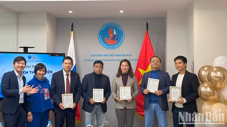 Asociación de Estudiantes Vietnamitas en Rusia inaugura biblioteca juvenil ảnh 1