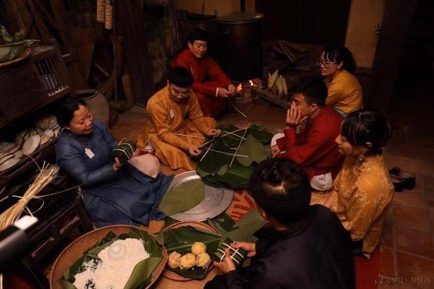 Elaboración de "banh chung" (pasteles de arroz glutinoso en forma cuadrada) en saludo al Año Nuevo Lunar.