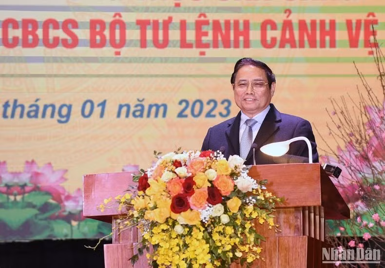 Minh Chinh pide a los soldados analizar y pronosticar de forma precisa la situación para asesorar oportunamente al Partido y al Estado sobre las medidas destinadas a prevenir riesgos y proteger la seguridad política.