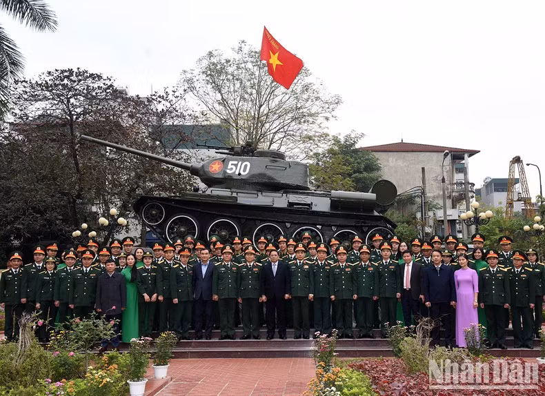 El jefe de Gobierno y oficiales y soldados del cuerpo militar.