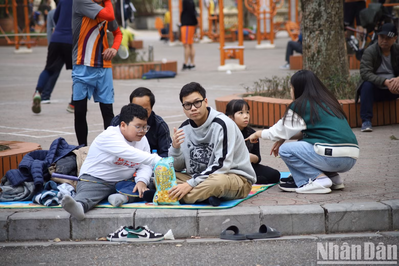 Algunas familias acampan en el parque Bach Thao para relajarse y pasar momentos juntos después de un ajetreado año.