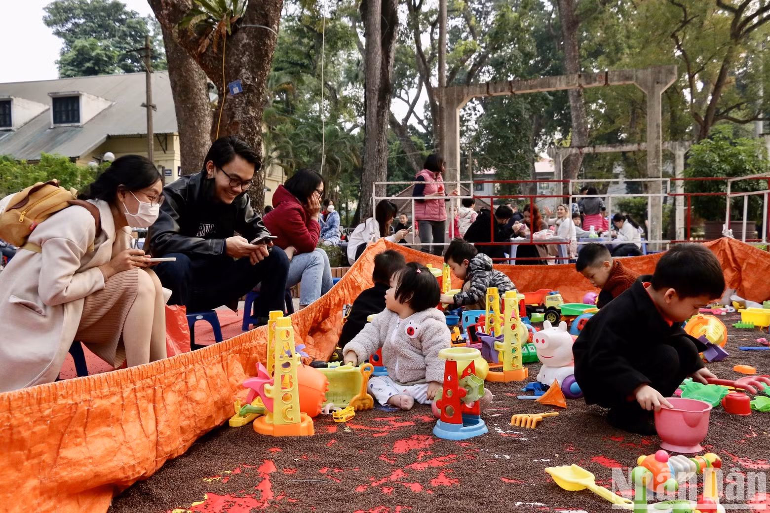 Las familias con niños pequeños eligen el parque Bach Thao como destino pacífico para pasar el primer día de vacación.
