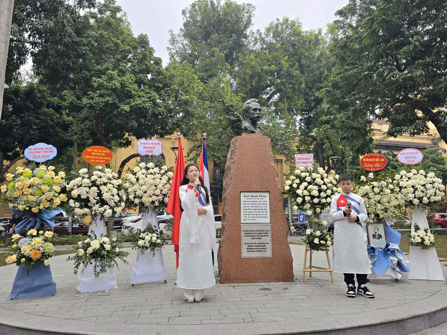 Actuación artística de estudiantes de la Escuela Primaria de Trung Vuong en la conmemoración (Foto: Kim Huong). Actuación artística de estudiantes de la Escuela Primaria de Trung Vuong en la conmemoración (Foto: Kim Huong).