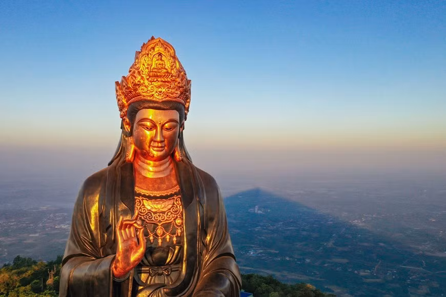 La estatua de Buda Tay Bo Da Son en la cima de la montaña Ba Den es la más grande de Asia, hecha de bronce monolítico La estatua de Buda Tay Bo Da Son en la cima de la montaña Ba Den es la más grande de Asia, hecha de bronce monolítico