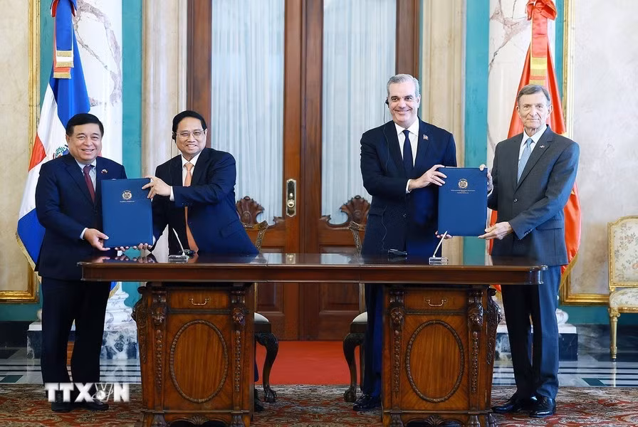 El primer ministro vietnamita, Pham Minh Chinh, y el presidente de la República Dominicana, Luis Abinader Corona, presencian la firma de un Memorando de Entendimiento para establecer un Comité conjunto para impulsar la cooperación comercial y técnica entre ambas naciones.