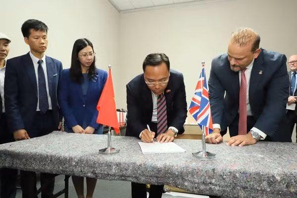 El embajador Nguyen Hoang Long firma para recibir la estatua de la Diosa Durga de manos de HSI y la policía de Londres. (Foto: VNA)