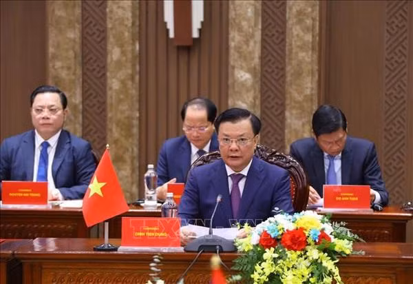 El miembro del Buró Político y secretario del Comité del Partido Comunista de Vietnam en Hanoi, Dinh Tien Dung, en la reunión. (Foto: VNA)
