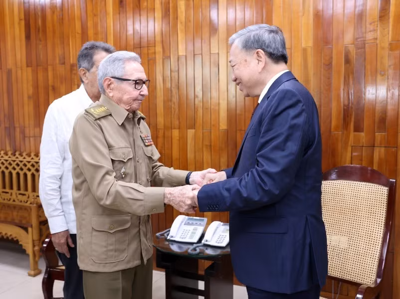 El secretario general del Partido Comunista de Vietnam y presidente del país, To Lam, y el líder de la Revolución Cubana, General de Ejército Raúl Castro Ruz.
