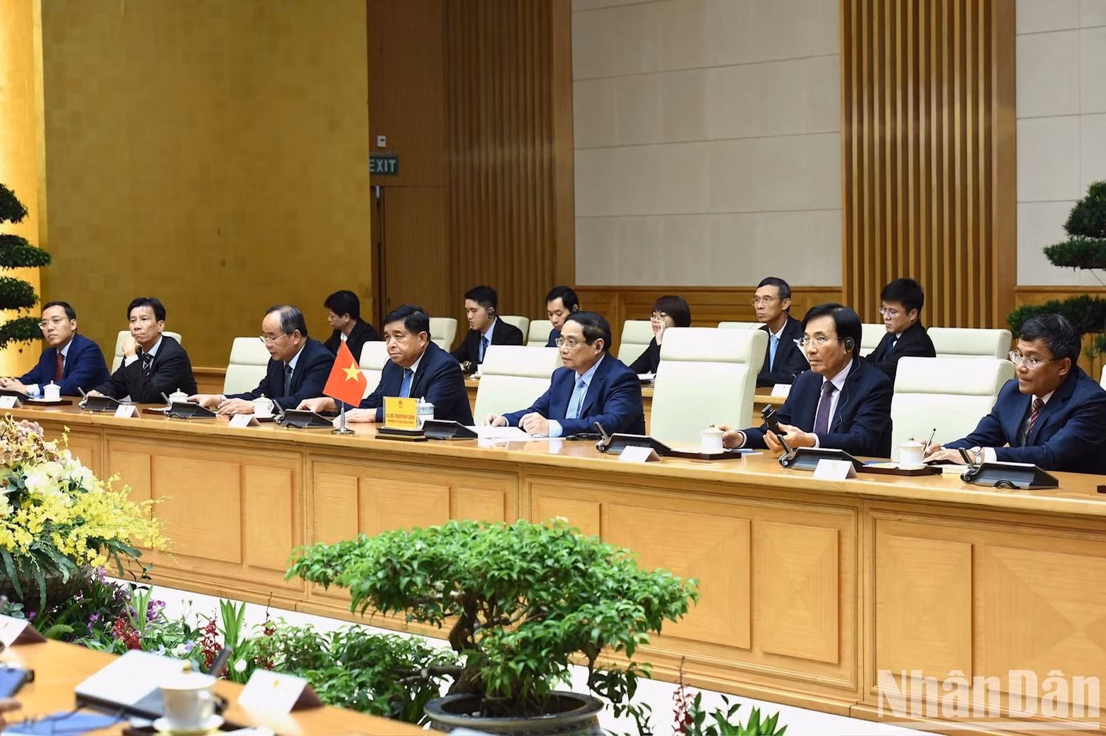 Minh Chinh y representantes del Gobierno de Vietnam en la cita.