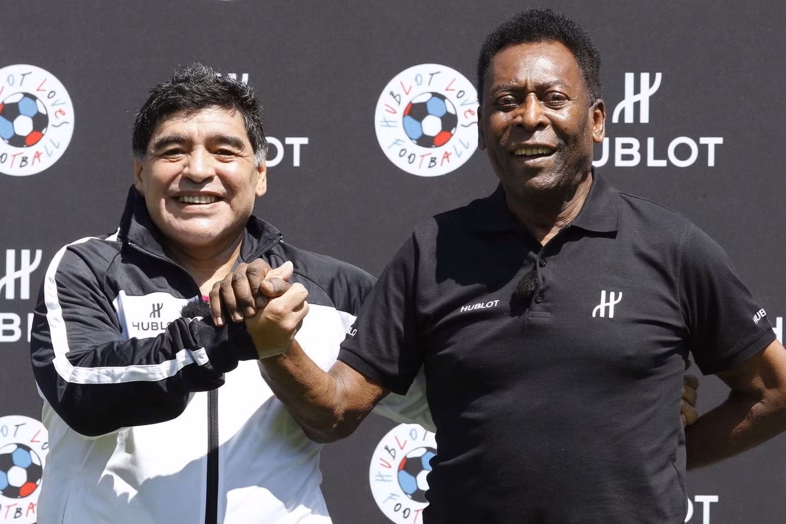 Una foto de Pelé y la leyenda del fútbol argentino, Diego Armando Maradona. Tras la muerte de Maradona, Pelé compartió en su página de Instagram: "Un día, ojalá juguemos juntos en el cielo". (Fotografía: Patrick Kovarik/AFP/Getty Images) Una foto de Pelé y la leyenda del fútbol argentino, Diego Armando Maradona. Tras la muerte de Maradona, Pelé compartió en su página de Instagram: "Un día, ojalá juguemos juntos en el cielo". (Fotografía: Patrick Kovarik/AFP/Getty Images)