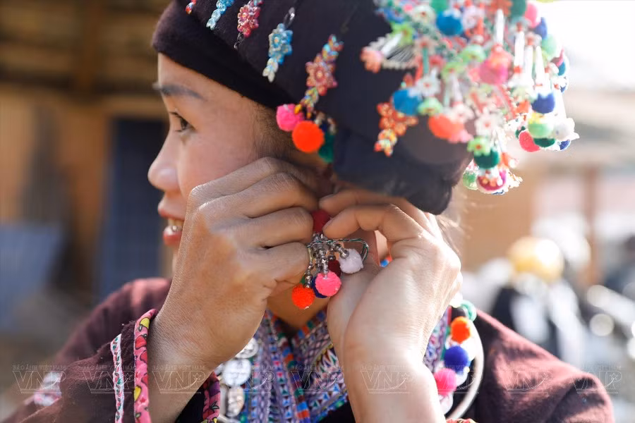 Las mujeres también tienen la costumbre de usar diversos accesorios como collares y aretes, que añaden distinción a su atuendo. (Foto: Revista Vietnam) Las mujeres también tienen la costumbre de usar diversos accesorios como collares y aretes, que añaden distinción a su atuendo. (Foto: Revista Vietnam)