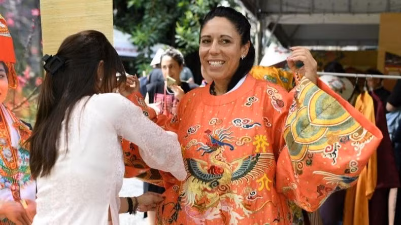 Los brasileños se prueban los trajes reales vietnamitas. (Foto: Comité Organizador)